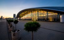 Władze lotniska w Jasionce od lipca wprowadzają opłaty za parking