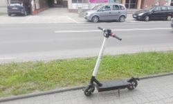 Bałagan z miejskimi rowerami i hulajnogami. Kto posprząta?