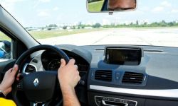 Zimny łokieć i sterowanie kolanami - niebezpieczne praktyki kierowców 