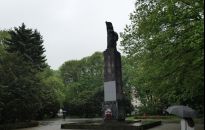 Pomnik na pl. Ofiar Getta na razie zostaje. Sąd uchylił postanowienie IPN-u