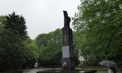 Pomnik na pl. Ofiar Getta na razie zostaje. Sąd uchylił postanowienie IPN-u