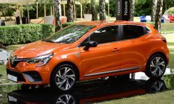 Nowe Renault Clio przedpremierowo w ogrodach ambasady Francji.