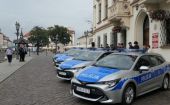 4 hybrydowe radiowozy rzeszowskiej policji poświęcone przed Ratuszem