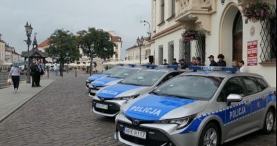 4 hybrydowe radiowozy rzeszowskiej policji poświęcone przed Ratuszem