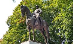 8-metrowy pomnik marszałka Piłsudskiego stanął na Placu Wolności