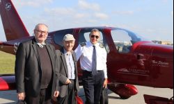 Ks. prof. Michał Heller za sterami samolotu Politechniki Rzeszowskiej