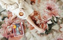 Runo sztuczne czy naturalne, czyli wybieramy dywan