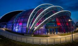 Porywisty wiatr uszkodził dach G2A Areny w Jasionce