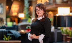 Iwona Raś w zwycięskiej sesji VIP BIZNES&STYL. Śpiewanie i pomaganie!