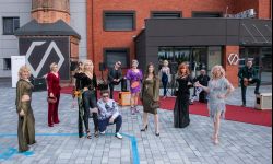 "Shine" Basi Olearki na czerwonym dywanie w sieci