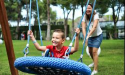 Domek na drzewie, huśtawka, bramki - jak urządzić plac zabaw w ogrodzie