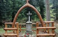 Przed Wszystkimi Świętymi. Porządkowanie leśnych mogił na Podkarpaciu