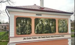 Skromne Święto Niepodległości. Mural z Orlętami i iluminacja na urzędzie