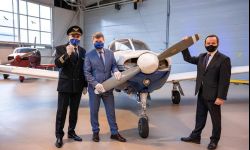 Kluczyki do "Piper" PA - 28 Arrow przekazane - samolot dla studentów pilotażu 