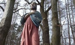 Leśna kapliczka "Chrystusa bez ręki" do renowacji