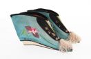 Buty do tzw. stóp lotosowych, Chiny, pocz. XX w., jedwab. Fot. Archiwum Muzeum Okręgowego w Rzeszowie