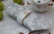 Stołowa gra światłem i kwiatem