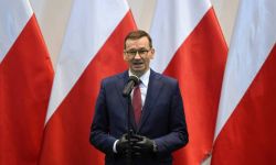 Morawiecki: Starajmy się odpowiedzialnie świętować, nie narażać siebie i innych