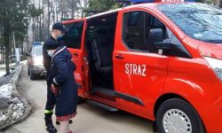 Strażacy z Podkarpacia zapewniają mieszkańcom transport do punktów szczepień