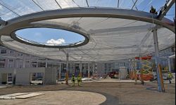 Gigantyczna poduszka nad poznańskim targiem