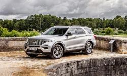 Cicha jazda w trybie bezemisyjnym, luksus dla 7 pasażerów i duże możliwości w terenie: Ford Explorer Plug-In Hybrid