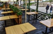 Od soboty czynne ogródki restauracyjne i więcej osób w pociągach, tramwajach, autobusach