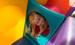 Niedzielski: przywracamy możliwość funkcjonowania sal zabaw dla dzieci, zwiększamy limit osób na weselach