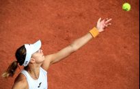 French Open: Linette w 3. rundzie po kreczu Barty