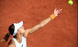 French Open: Linette w 3. rundzie po kreczu Barty