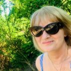 Białe kłamstwo w czarnej szacie. Felieton Magdy Louis