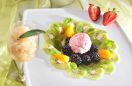fSorbet poziomkowy na Carpaccio z kiwi, z jeżynami i z granitą z herbaty Earl Grey z winem (fot. T. Poźniak)