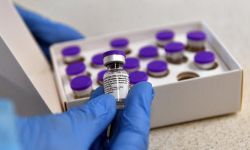 Premier apeluje do przeciwników szczepień o zaprzestanie kampanii fake newsów i agresji