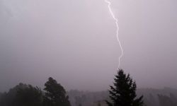 Burze z gradem do 5 cm, ulewy i trąby powietrzne - niebezpieczna pogoda w weekend