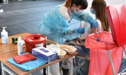 Sejm za wzrostem nakładów na zdrowie i karaniem atakujących personel punktów szczepień