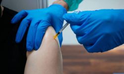 MZ: od piątku możliwe szczepienie nastolatków preparatem Spikevax od Moderny