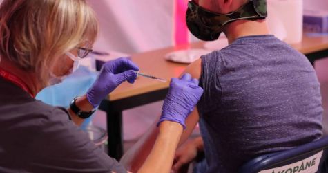 Ponad 18,35 mln osób w Polsce jest w pełni zaszczepionych przeciw COVID-19