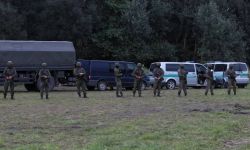 SG: Po stronie białoruskiej na wysokości m. Usnarz Górny widzimy 24 osoby