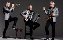 Rzeszowscy seniorzy na scenie z DJ Wiką i Robertem Janowskim