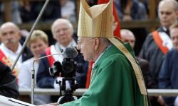 Abp Jędraszewski: próbuje się stosować perfidne metody nacisku obiecując pieniądze za to, abyśmy odeszli od Bożego prawa