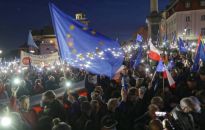 Wśród przemawiających na placu Zamkowym prof. Adam Bodnar i Wanda Traczyk-Stawska