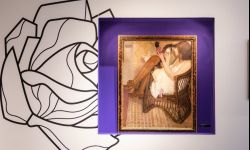 Alfons Karpiński z różami i kobietami czeka w Stalowej Woli