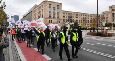 Przed Ministerstwem Finansów i KPRM protestowali pracownicy budżetówki