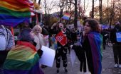 Warszawa: protest pod Sejmem przeciwko projektowi ustawy zakazującej zgromadzeń osób LGBT