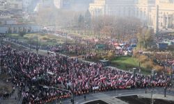 Warszawa: uczestnicy Marszu Niepodległości odśpiewali hymn państwowy