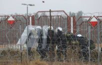 Policja: w okolicach Starzyny kolejna próba przekroczenia granicy; służby obrzucono kamieniami