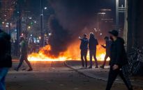 Holandia: nocne starcia przeciwników obostrzeń z policją w kilku miastach