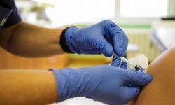 Rzecznik MZ: osoby pełnoletnie od wtorku mogą bezpłatnie zaszczepić się przeciw grypie