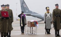 Trumna ze szczątkami Maurycego Mochnackiego powitana z honorami w asyście wojskowej w Warszawie