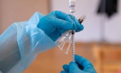 Prawie 2,5 mln osób w Polsce przyjęło dawkę przypominającą szczepionki przeciw COVID-19