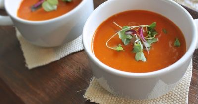 Organiczne jedzenie - mikroliście z parapetu